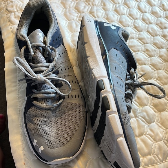 Under Armour Women’s basketball shoes, size 12 women, hardly worn. - Picture 4 of 7